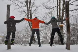Balancieren auf Seil im Winter