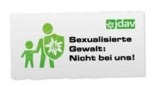 Symbolische Darstellung einer erwachsenen Person, die ein Kind beschützt, neben dem Text „Sexualisierte Gewalt: Nicht bei uns!“ und dem Logo des Jugendverbands DAV.